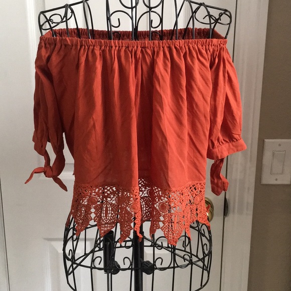 Off-shoulder Crochet Blouse - Picture 5 of 7